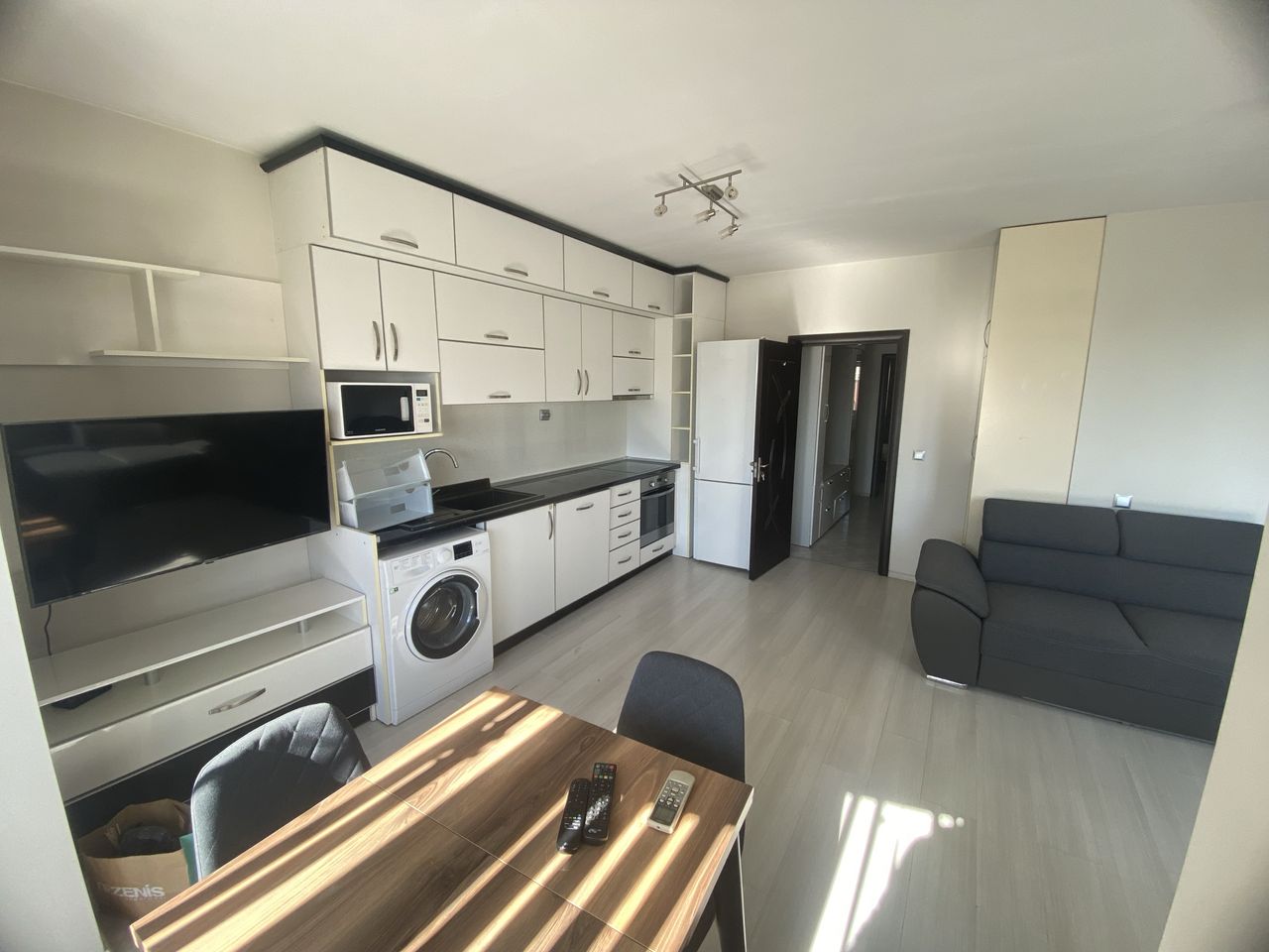 Дава се под наем Двустаен апартамент в Варна, Изгрев - 75 кв.м за 561 € - Снимка #3