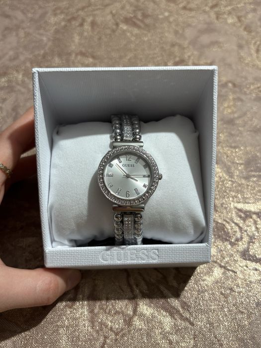 Guess – Ladies Silver Tone Analog Watch