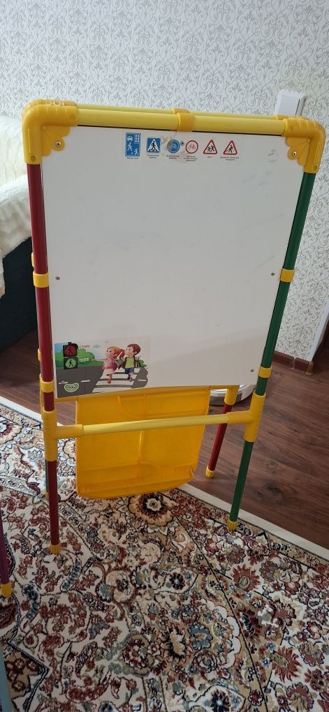 Продам детскую парту и стол со стульчиком