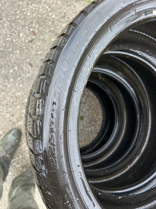 Зимни гуми 225/40/18 Pirelli DOT18с борд .Цена комплект