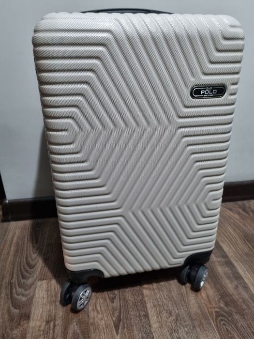 Чемодан пластиковый