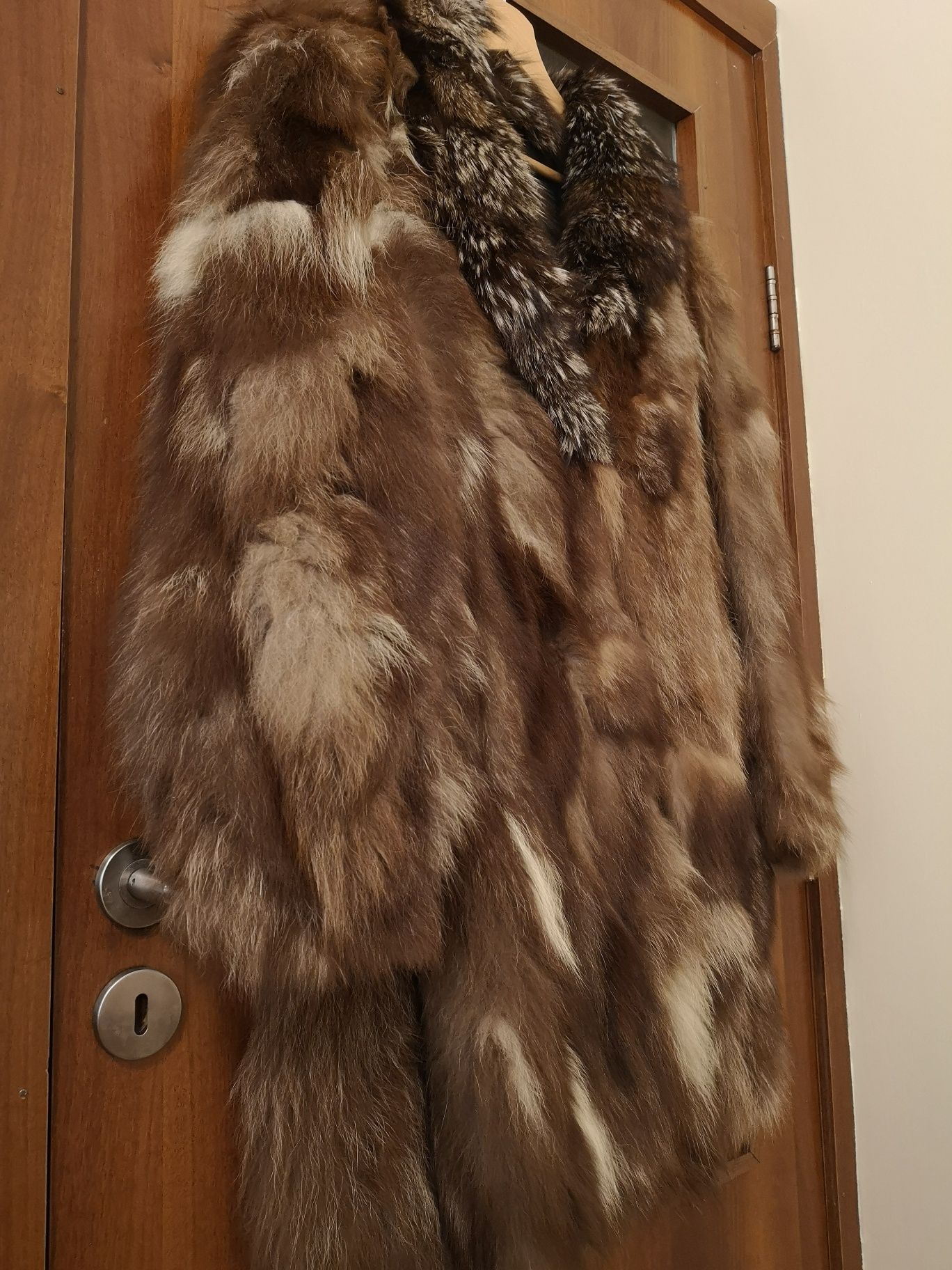 Кожено палто, естествен косъм лисица.