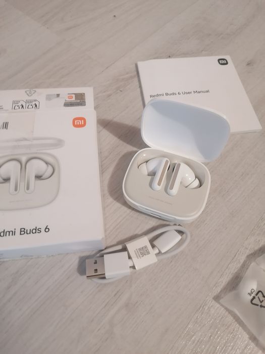 Xiaomi Redmi Buds 6, noi în cutie.
Preț de magazin 200 lei.