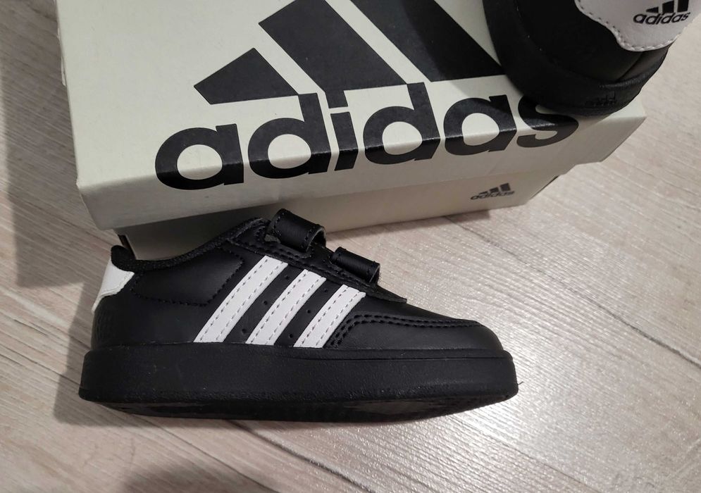 Ново! Детски обувки Adidas