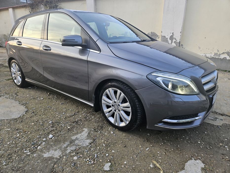 MERCEDES B180 PREMIUM* КОЖА * DISTRONIC * Навигация * Подгрев*