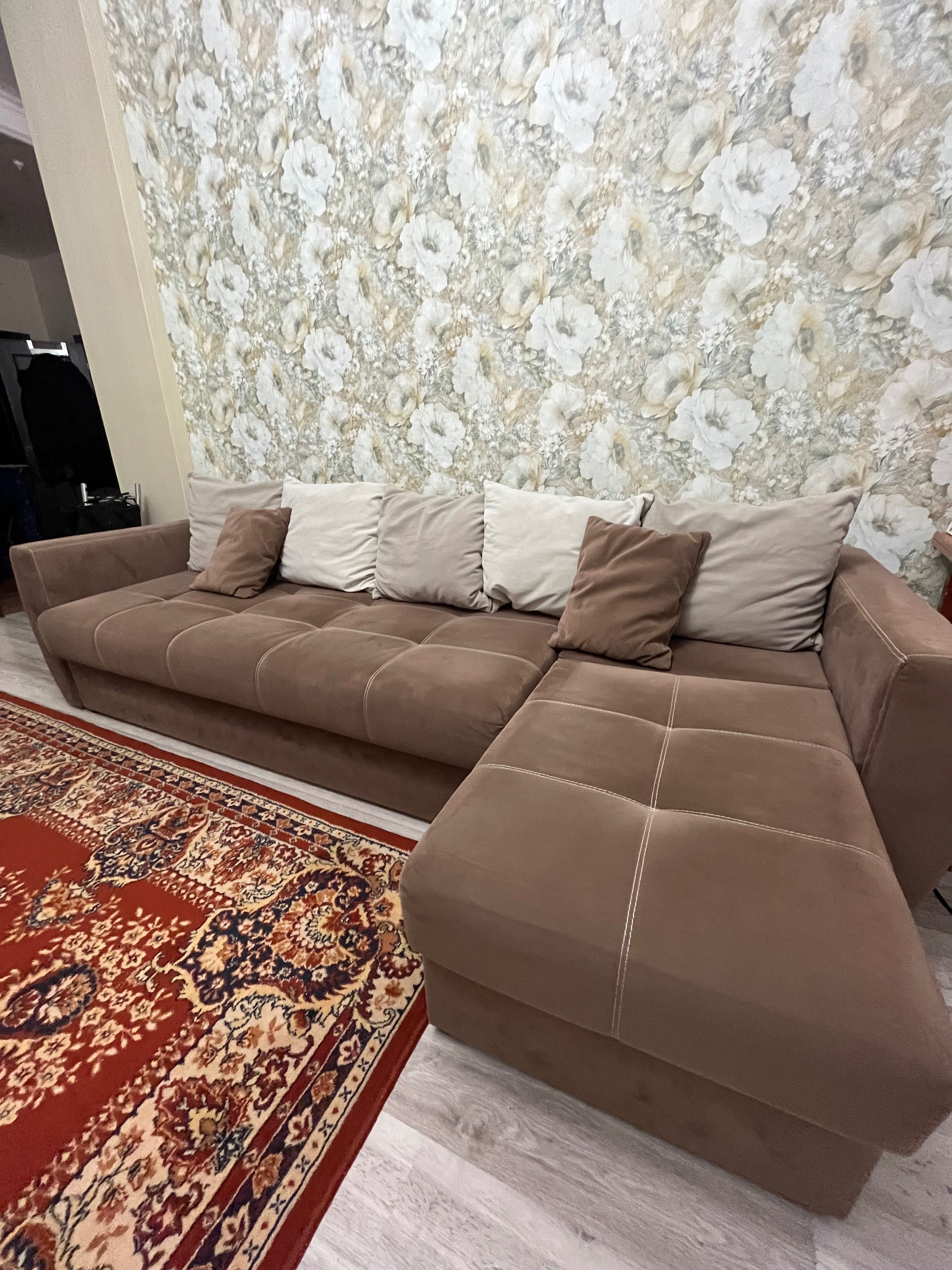 Продам угловой диван большой