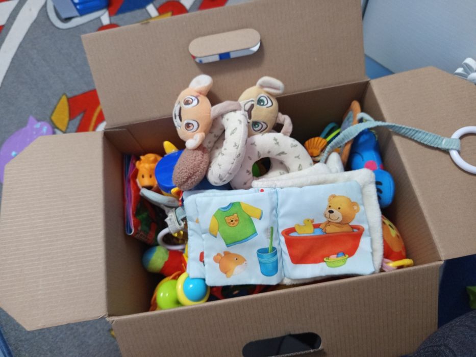 Цял кашон с бебешки играчки