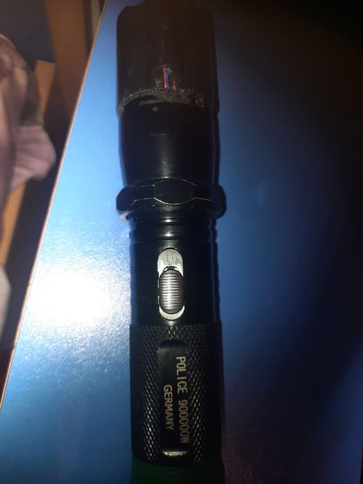 Фенер с електрошок и лазер.