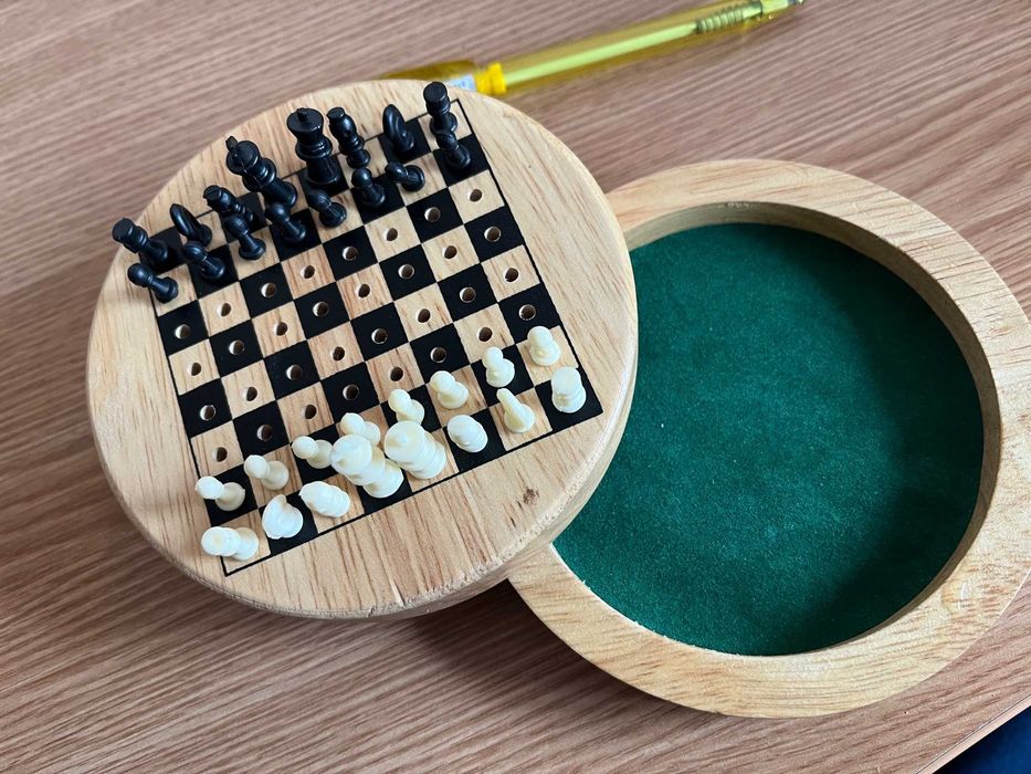 Set de sah, portabil, calatorii, din lemn 100 lei neg