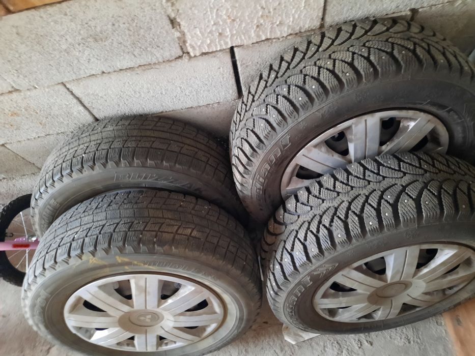 Продам зимнюю резину на седан.