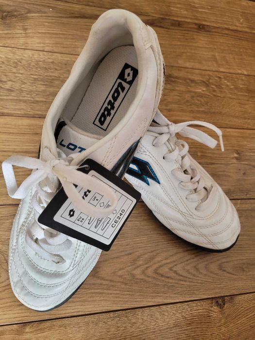 Обувки бели спортни