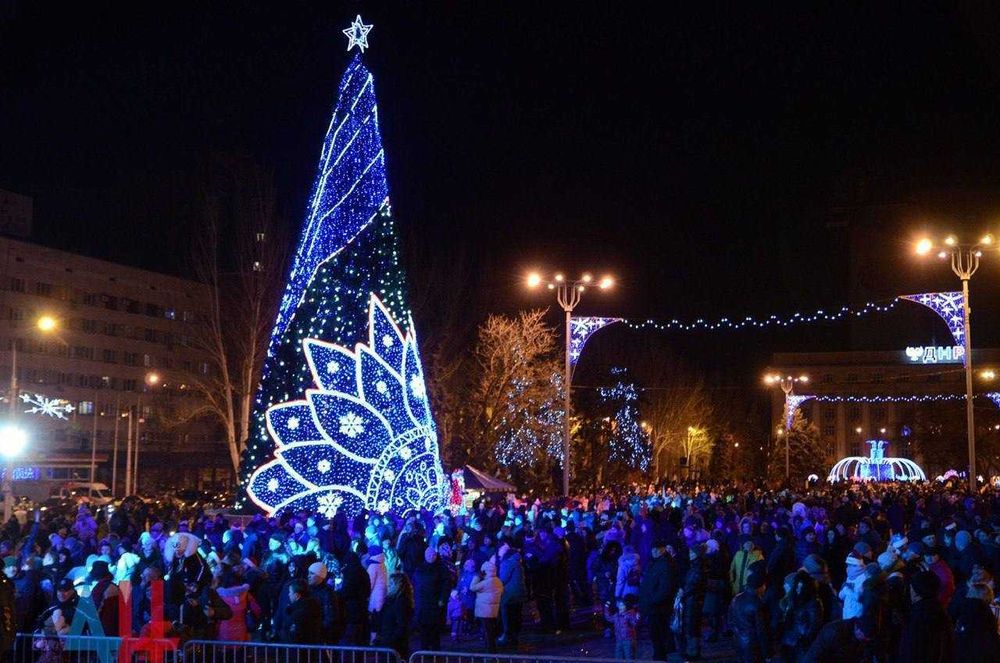 Установка новогодних ёлок || Yangi yil archasini o'rnatish