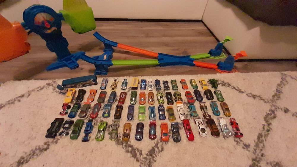 62 de mașini mici Hot Wheels + o pistă de mașini