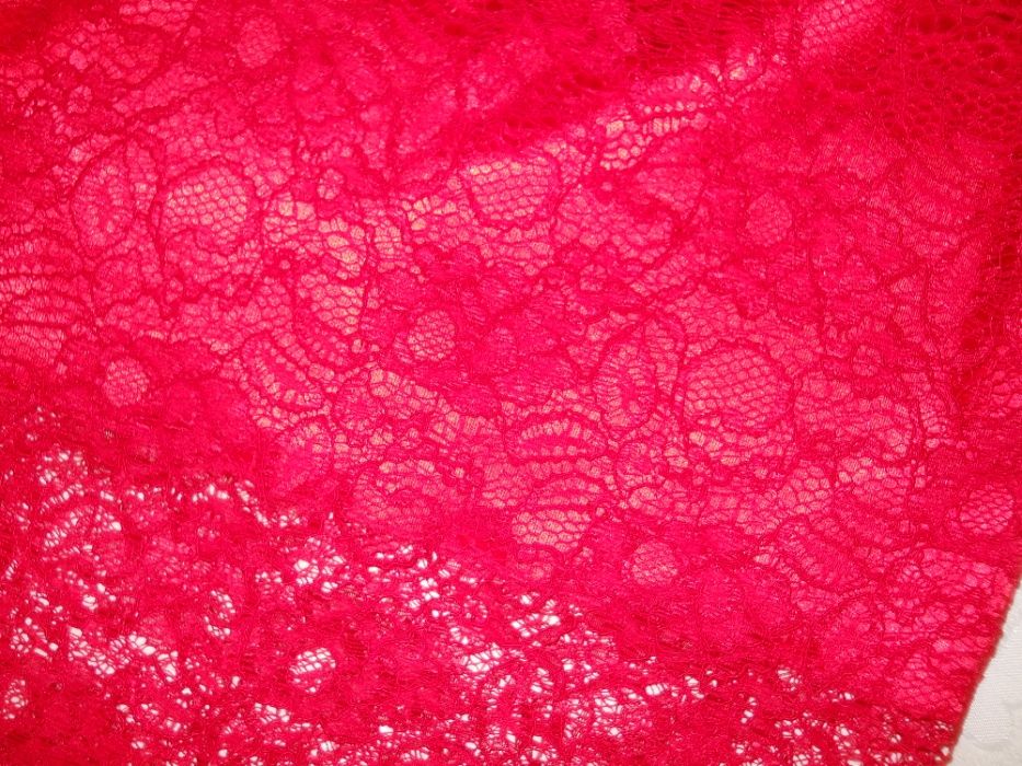 vand rochie rosie dantela