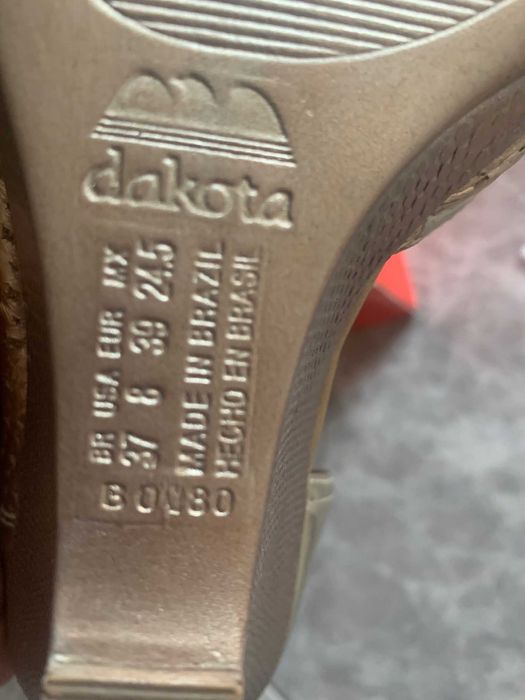 Продавам чисто нови, висок клас обувки от ест. кожа 39 номер