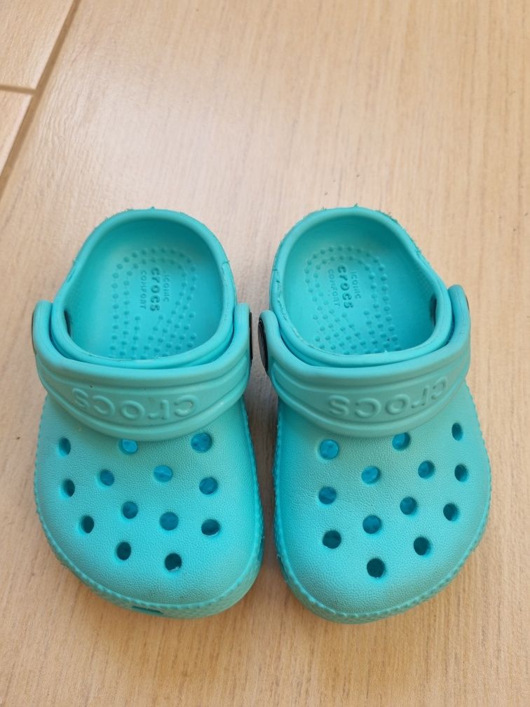 Vand Crocs albastrii