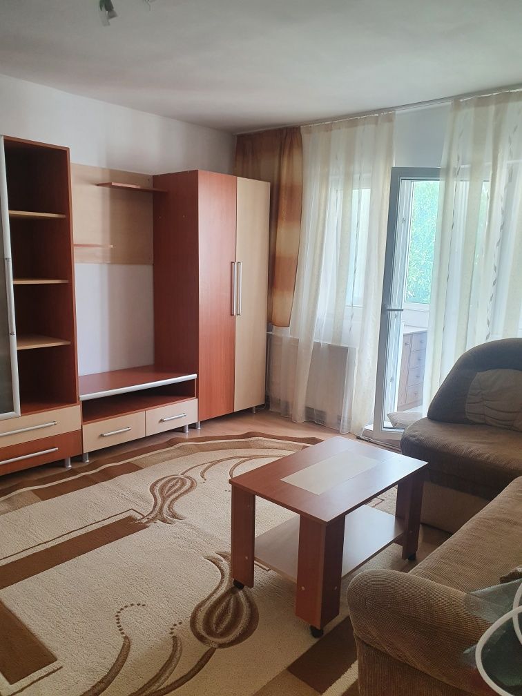 Închiriez apartament cu 2 camere