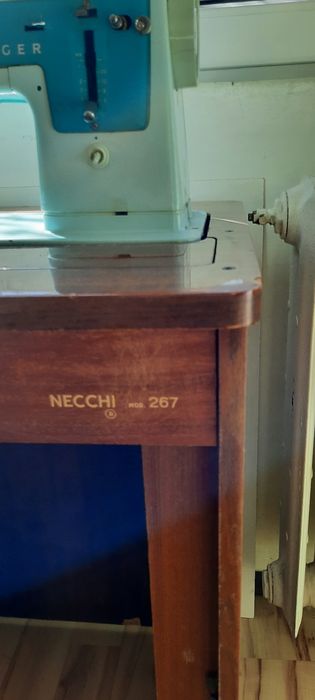 Mașină de cusut Singer cu masă propie