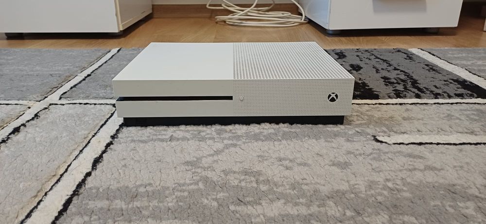 Vand consola xbox one seria s cu 2 controlere+ jocuri