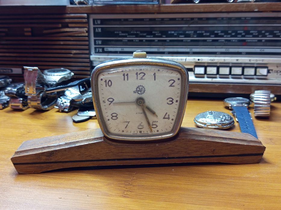 Ceas mecanic de masă Victoria Arad,anii 70-80,fabricat în România.