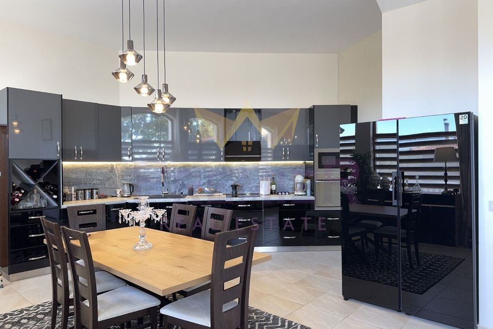 Продава се Къща в Балчик - 239 кв.м за 1256 €/кв.м - Снимка #1