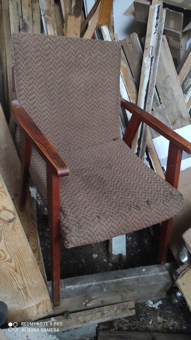 Шкафы, комод старые и стул.