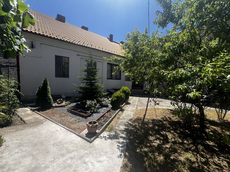 Vand apartamnet 2 camere ultracentral la curte