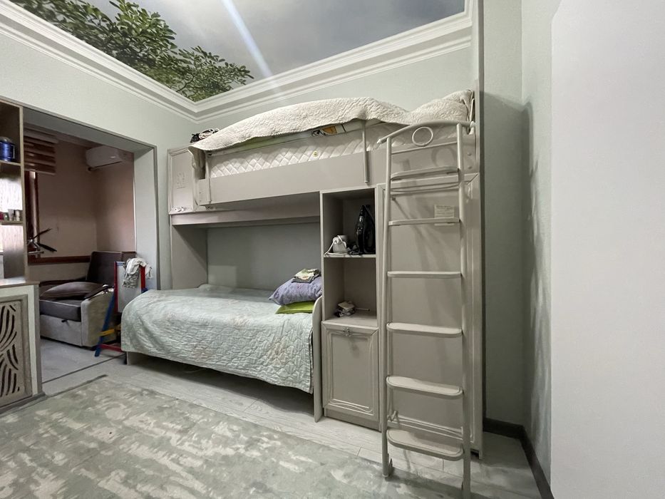 Кровать из МДФ . Для подростков и в хорошем и рабочем      состоянии .