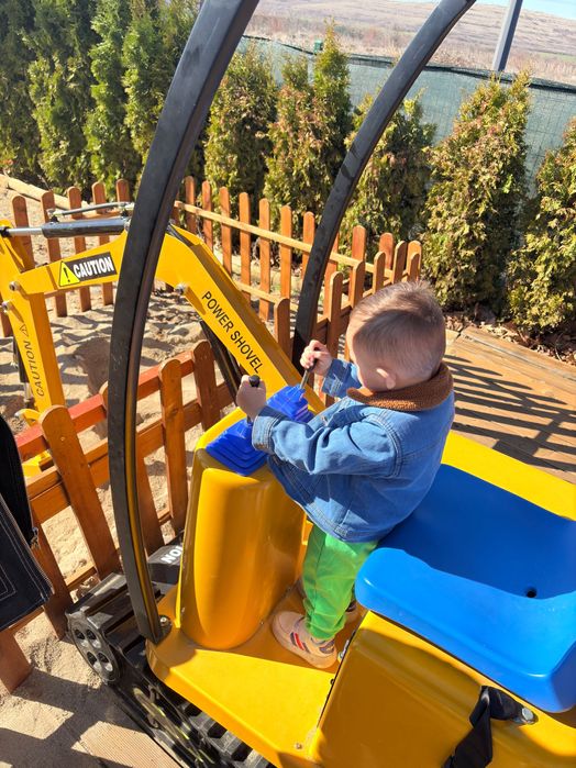 Детски атракцион – мини багер с жетони