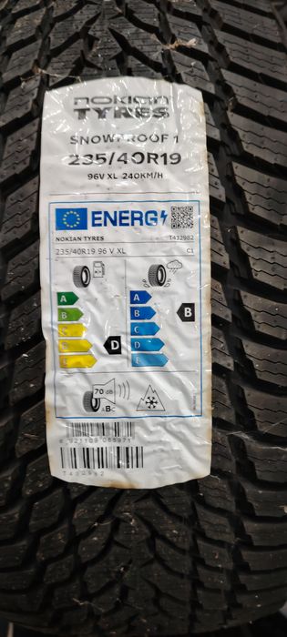235 40 R19 Nokian snowproof