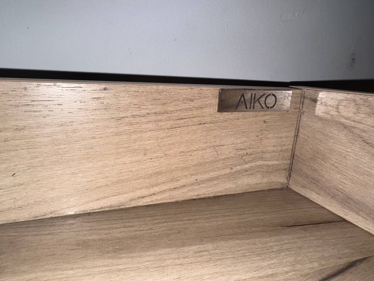 Продаются парты и стулья можно купить отжельно, или же комплект.