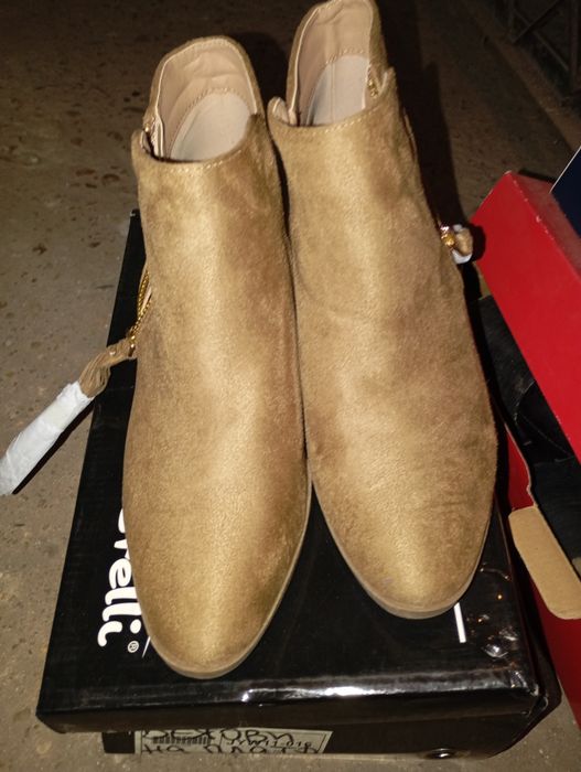 Боти нови и носени веднъж