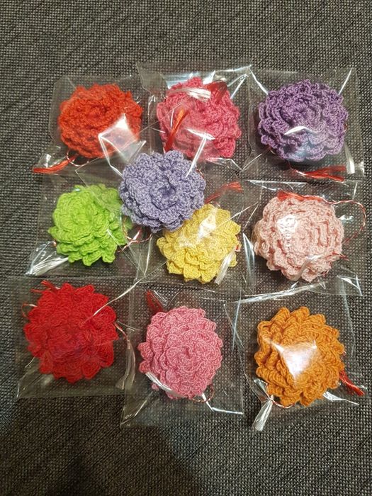 Flori crosetate - brose mărțișor