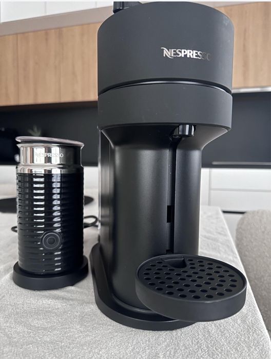 Espressor Vertuo Next C negru mat și Aeroccino 3 negru.