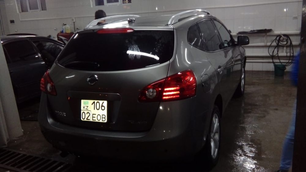 Nissan крассовер темно серый