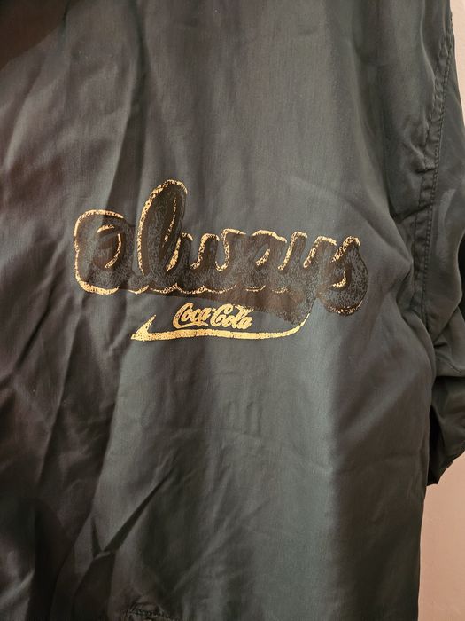 Geaca Coca Cola, nu Jordan, nu Nike, Adidas, Levi's, Gucci, Armani, To