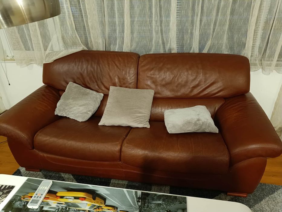 Запазен кожен диван