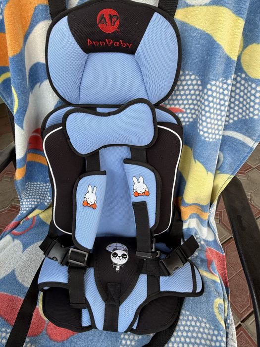 Детское кресло мягкое с ремешками.