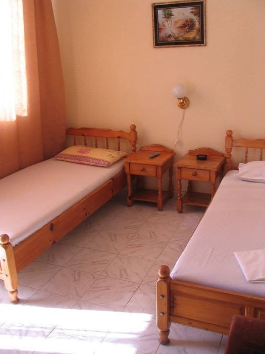 Чамови легла, гардероби, нощни шкафчета