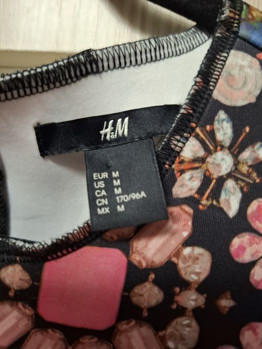 Vând 2 rochii una de seara iar una de zi înflorată din H&M