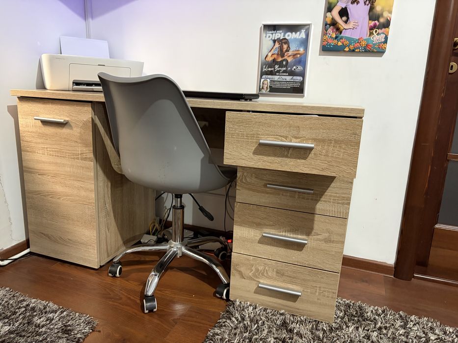 Vand birou in stare foarte buna