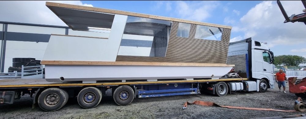 House boat casa pe apa