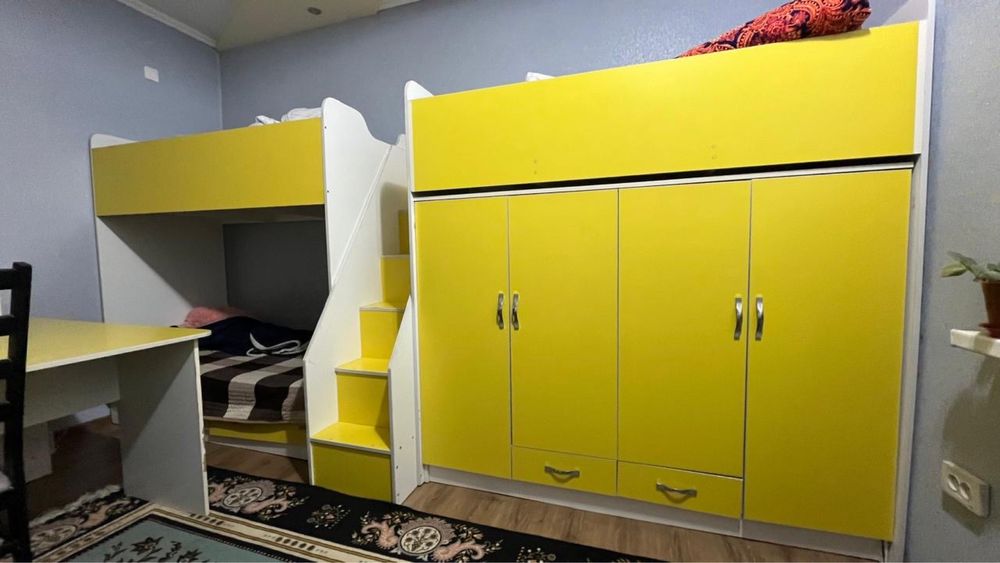 Диван со шкафом и стол