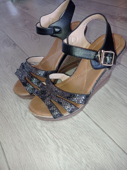 Продам босоножки 37р