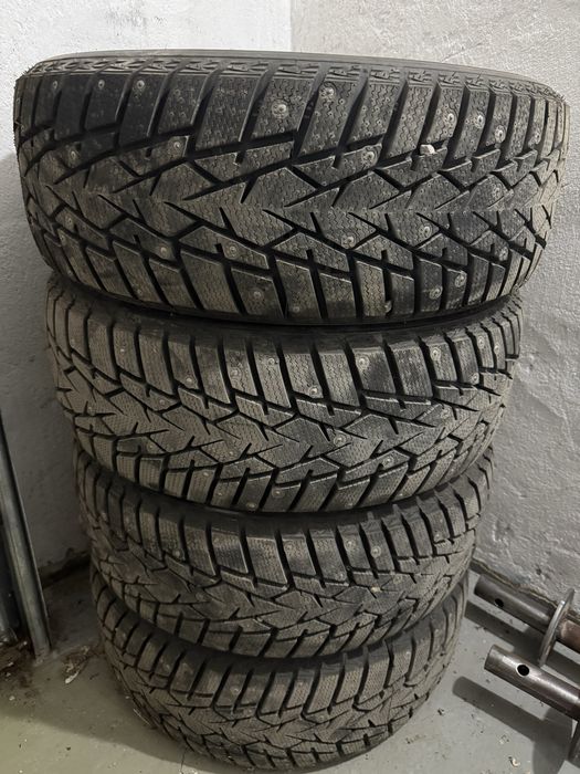 Продам резину 215/55 р 17 почти новая