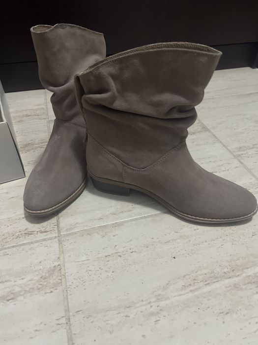 Vând ghete Lasocki din piele întoarsă,noi,marime 38.