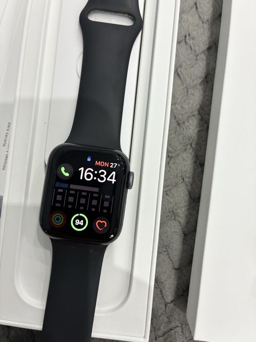 Apple Watch SE (GPS + Cellular)