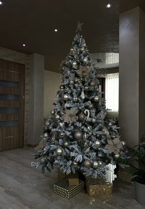 Изкуствена заснежена елха 210 см