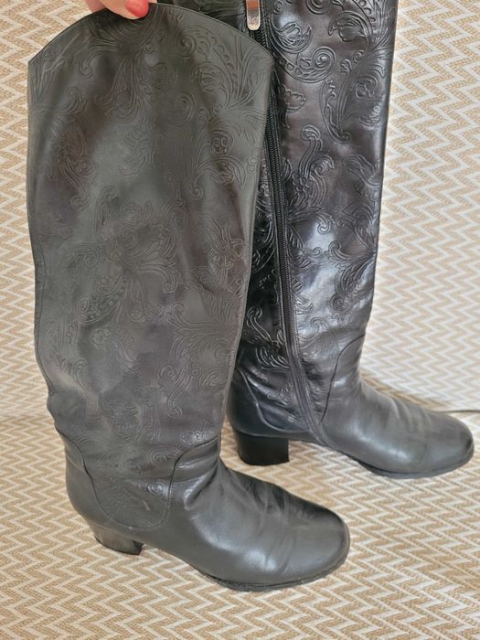 Сапоги женские  демисезонные , черные, верх с рисунком,  б/у. р. 40