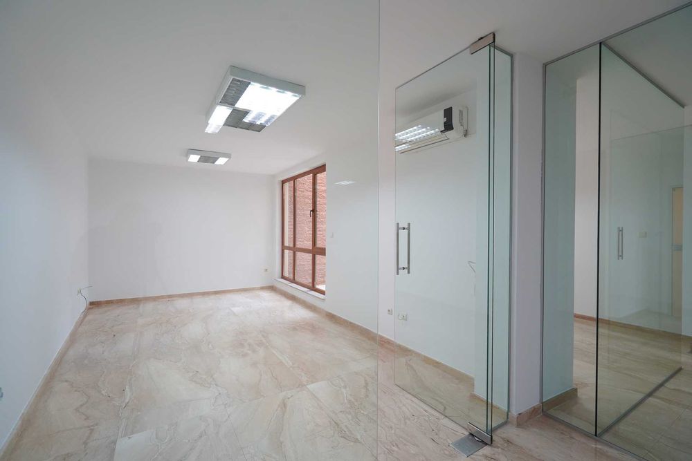 Продава се Офис в Варна, Център - 133 кв.м за 3083 €/кв.м - Снимка #8